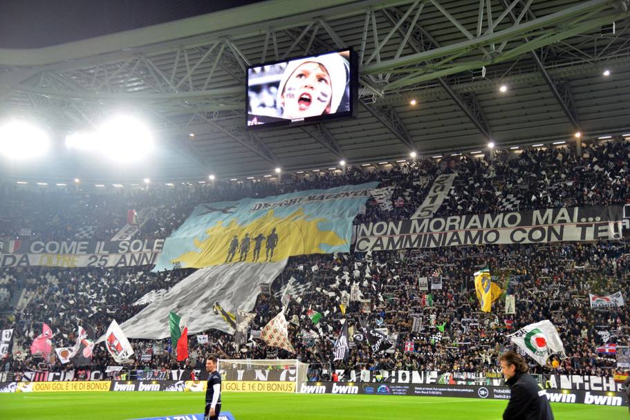 Lo spettacolo dello Juventus Stadium prima della gara. Ansa